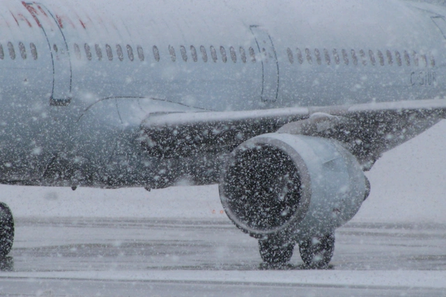 В Японии из-за сильных снегопадов отменили сотни авиарейсов
